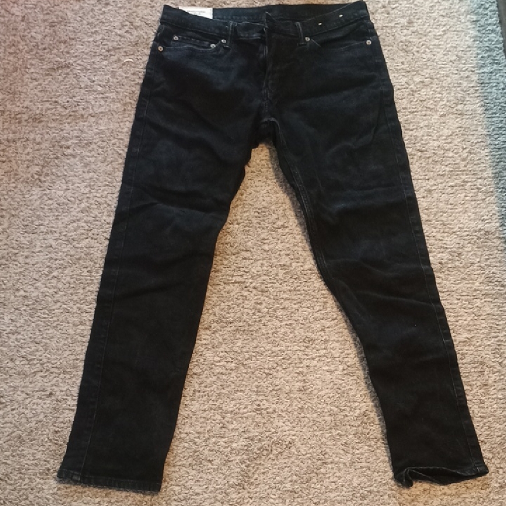 Classic Black Straight-Leg Jeans